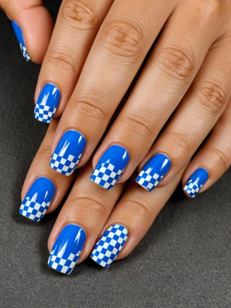 Ein klassisches Karomuster in blauer und weißer Nailart.