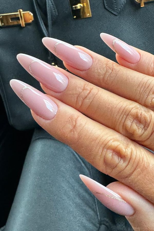 Nude French Manicure mit Glitzerlinie