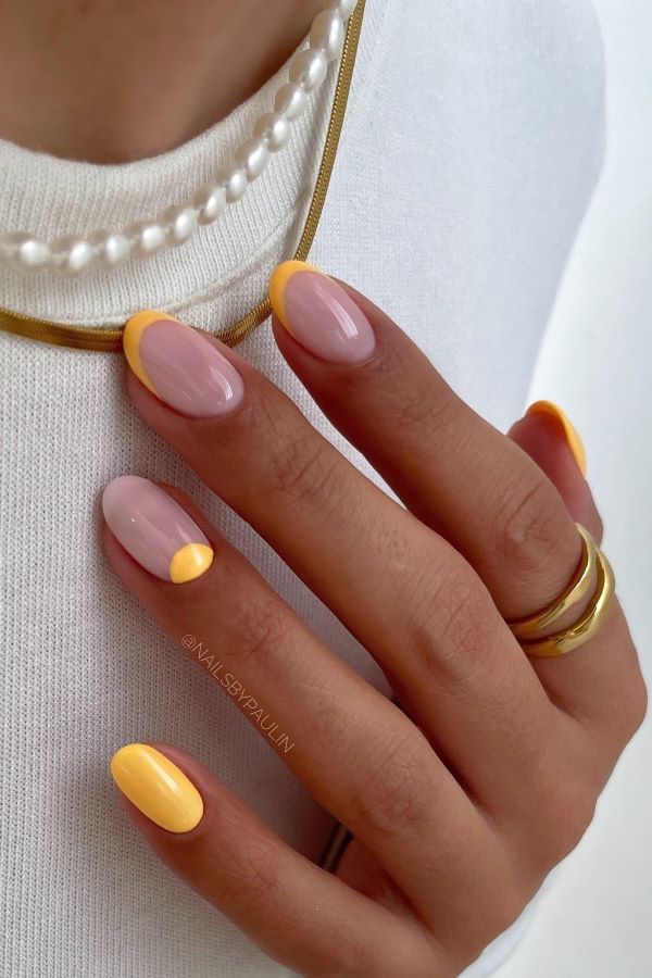 Kurze, quadratische Nägel in einem Nude-French-Manicure-Stil, mit einem dünnen weißen Tip und einem Glitzerakzent auf dem Ringfinger.