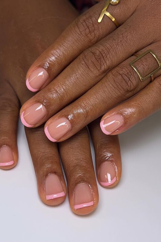 Ballerina-Nägel mit pinker Basis, verziert mit Strasssteinen und silbernen Glitzerstreifen.