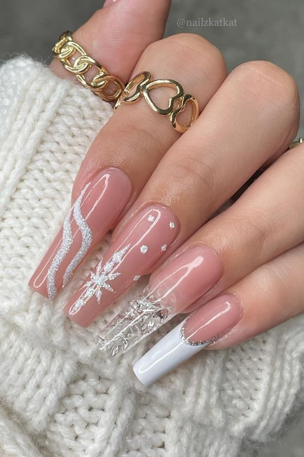 Nude Gelnägel mit Schneeflocke, silbernem Glitzer und weißem French-Design.